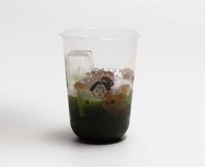 カップに氷を入れて水を切ったわらび餅とシロップを入れる